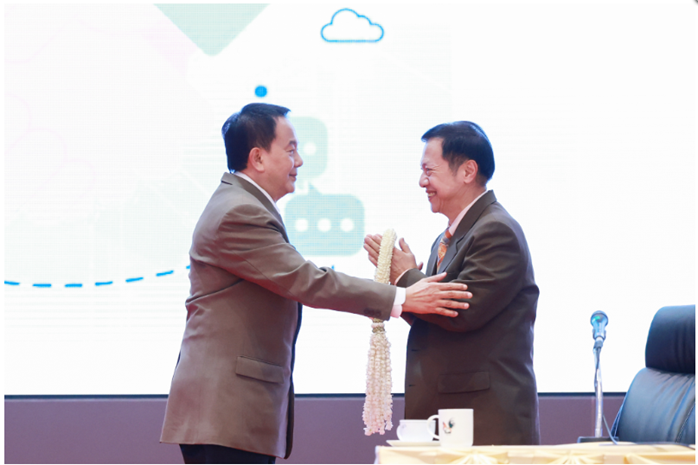 Suan Dusit University organized a “seamless” staff meeting to ensure continuity in the university’s operations and to promote further positive development
