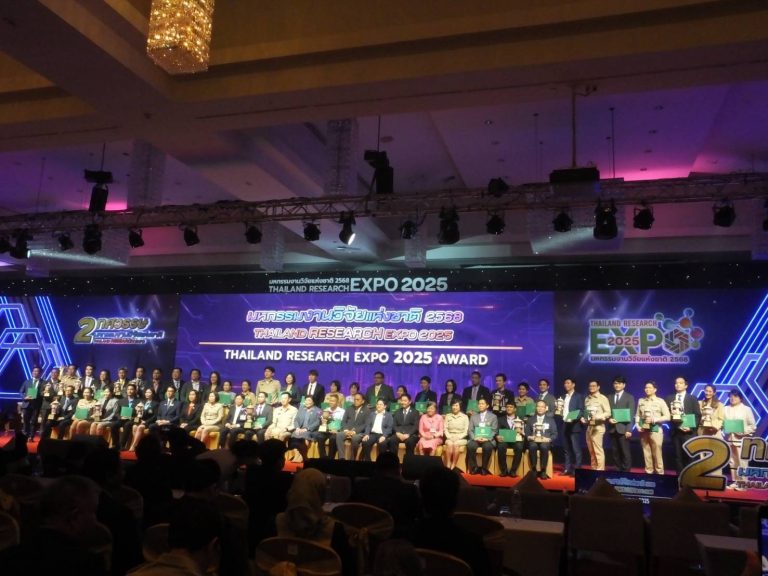 Suan Dusit University’s Research and Development Institute Receives a Plaque of Appreciation at Thailand Research Expo 2025