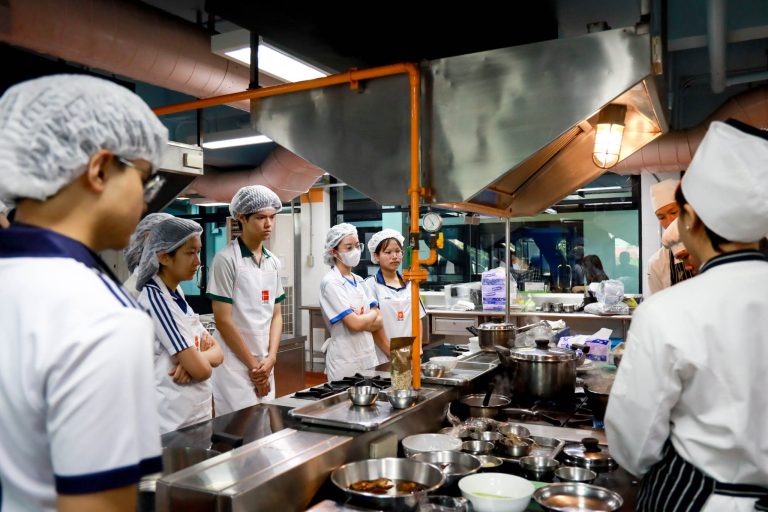 The School of Culinary Arts, Suan Dusit University, collaborates with the Faculty of Medicine, Vajira Hospital, Navamindradhiraj University, to provide instruction for medical students as part of the anti-aging culinary course