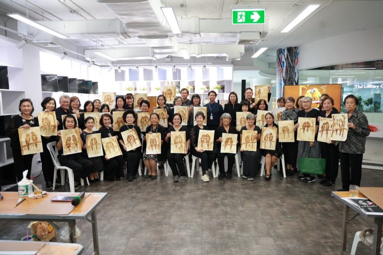 The Office of Academic Resources and Information Technology, together with the Faculty of Humanities and Social Sciences, iGroup (Asia Pacific) Limited, and university networks including La-orutis Demonstration School, the Center for Educational and Career Guidance, Suan Dusit Poll, and the Public Relations Division, organized the Wisdom Academy activity titled “Creative Coffee Art for Seniors.”