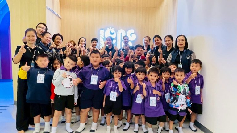 Wat Yothirat Sattharam School in Nakhon Nayok brings its students to learn and participate in activities at the LONG KID DO Learning Center of Suan Dusit University, Nakhon Nayok Education Center, to enhance primary students’ quality of life