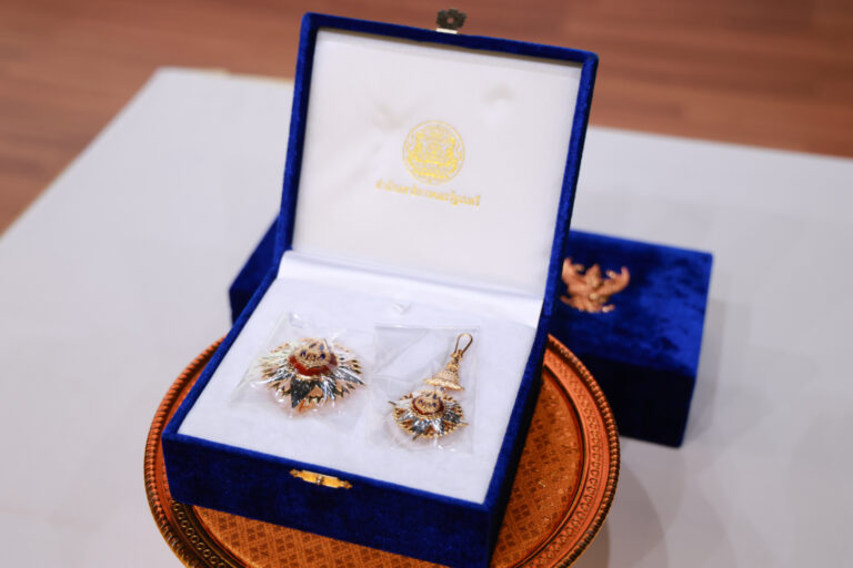 Suan Dusit University holds a royal decoration ceremony for the 2024 Sash-level honors before the portrait of His Majesty the King