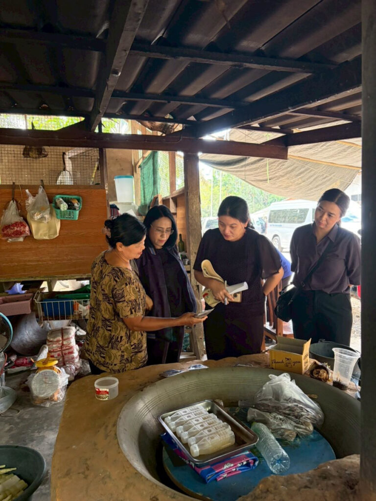The Research Committee of Suan Dusit University, Trang Education Center, conducted a field study on bamboo cultivation, bamboo pickling, cocoa farming, cocoa beverages, and the development of cocoa into chocolate bars in Nong Chang Lan Subdistrict, Huai Yot District, Trang Province. 