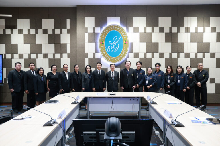 Suan Dusit University welcomed a study visit delegation from Chiang Rai Rajabhat University to observe and learn about the university’s operations in finance, accounting, procurement, personnel performance evaluation systems, disciplinary and legal affairs, and internal auditing.