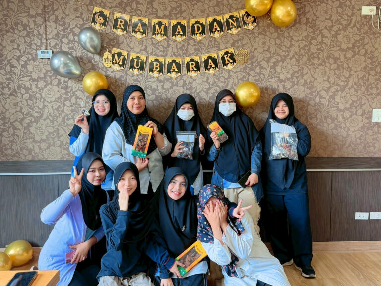 The Academic Affairs and Registration Division, in collaboration with the Halal Food Business Management Group, organized a creative workshop titled “Ramadan: Dates x Chocolate.”