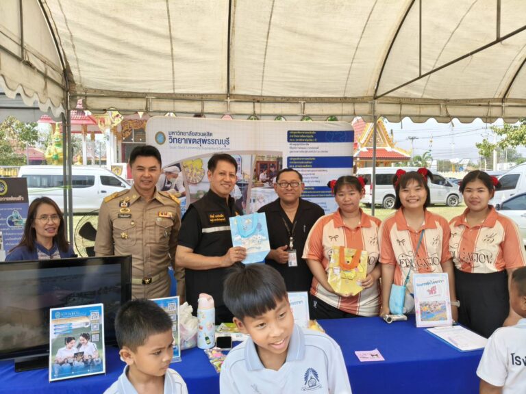 Suan Dusit University led students to receive scholarships from the Foundation for Needy Students under the Royal Patronage for Semester 2 of the Academic Year 2025.