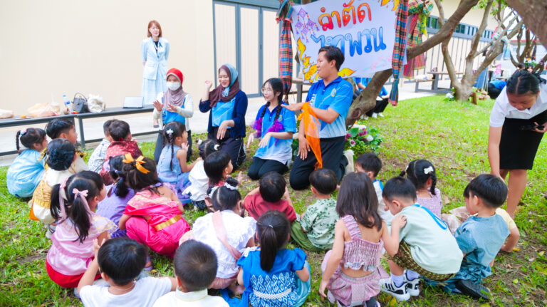 Suan Dusit University Nakhon Nayok Education Center Holds “Play, Learn, Experience the Thai Phuan Way: Pai Kaloe Market Thai Phuan” Activity