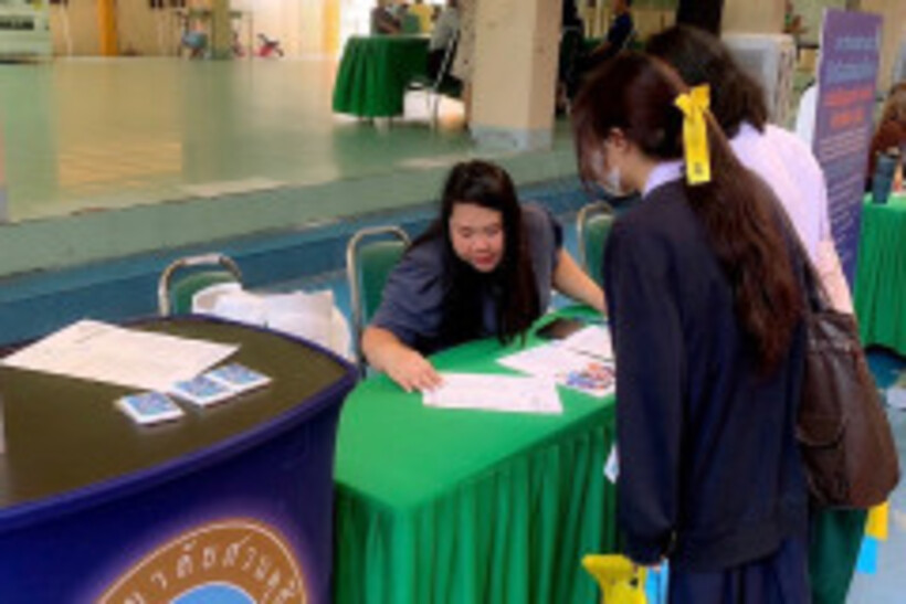 LINE_ALBUM_แนะแนวการศึกษา-โรงเรียนมัธยมวัดธาตุท_๒๔๐๒๐๓_10