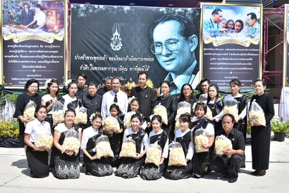 มอบดอกไม้จันทร์12 ตค_171016_0001