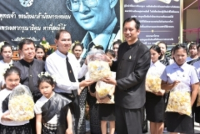 มอบดอกไม้จันทร์12 ตค_171016_0002