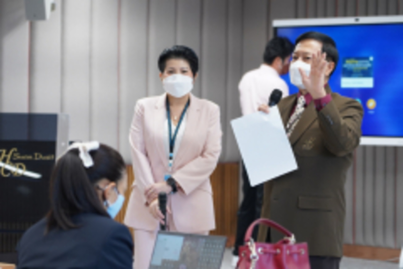 LINE_ALBUM_180165_220118_128