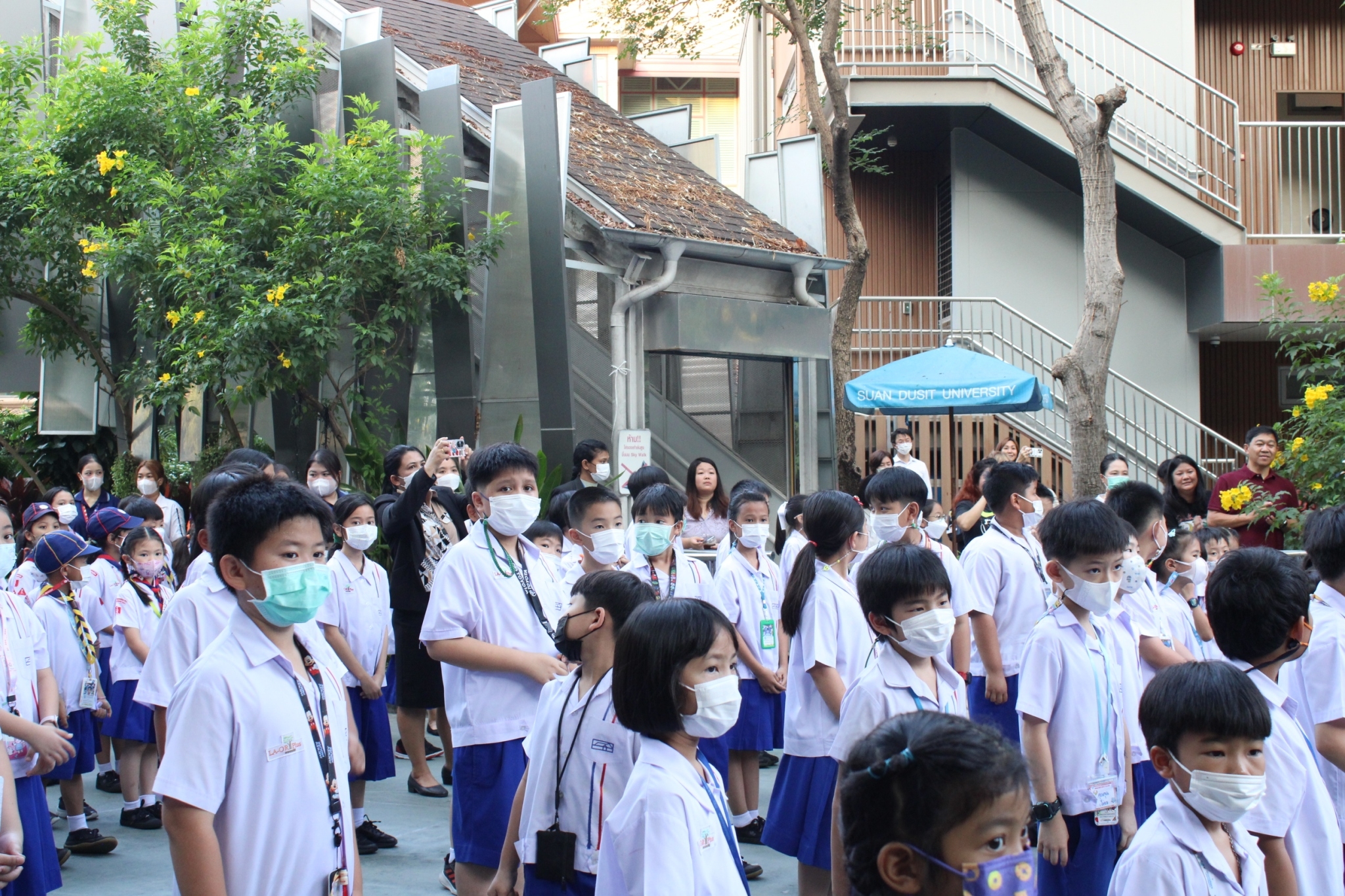 LINE_ALBUM_พิธีรับมอบหมวกและผ้าพันคอจิตอาสาพระร_240229_134