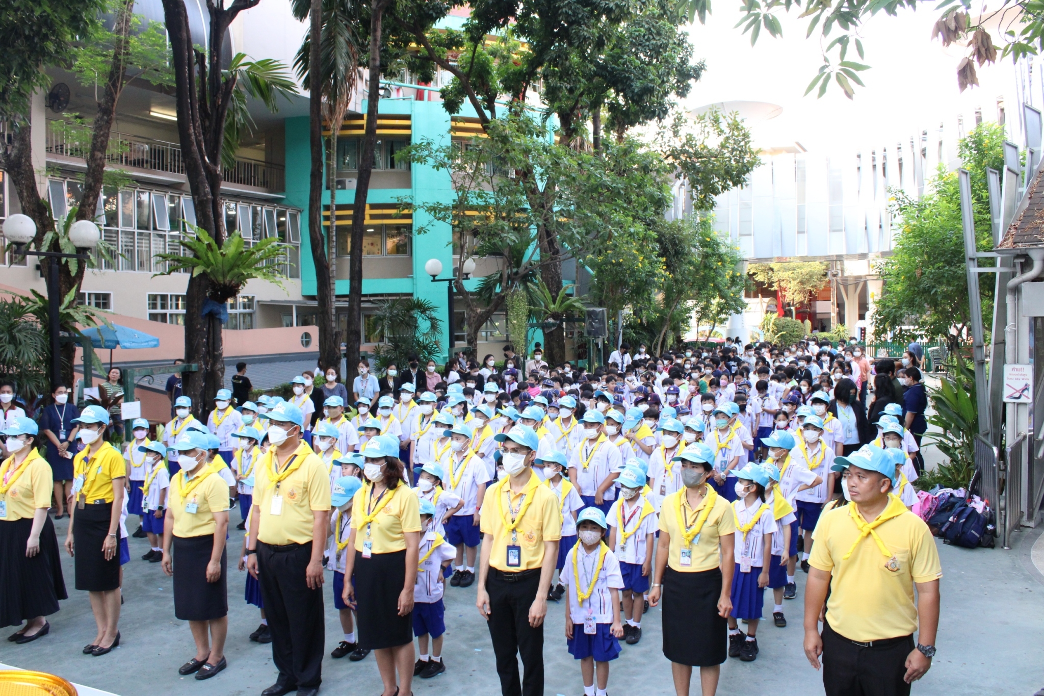 LINE_ALBUM_พิธีรับมอบหมวกและผ้าพันคอจิตอาสาพระร_240229_27