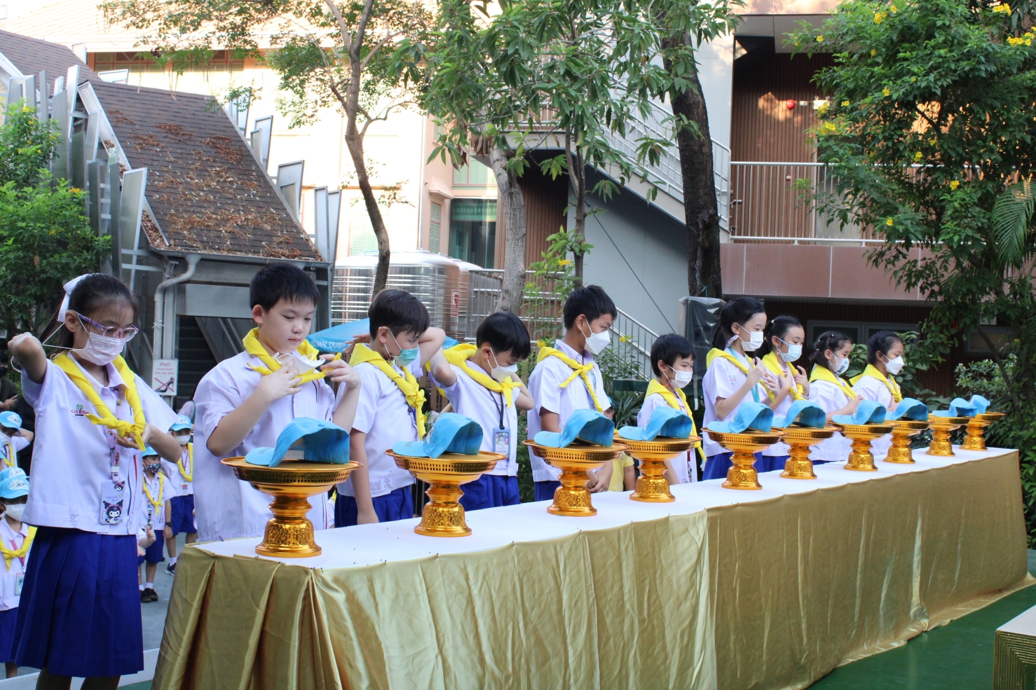 LINE_ALBUM_พิธีรับมอบหมวกและผ้าพันคอจิตอาสาพระร_240229_49