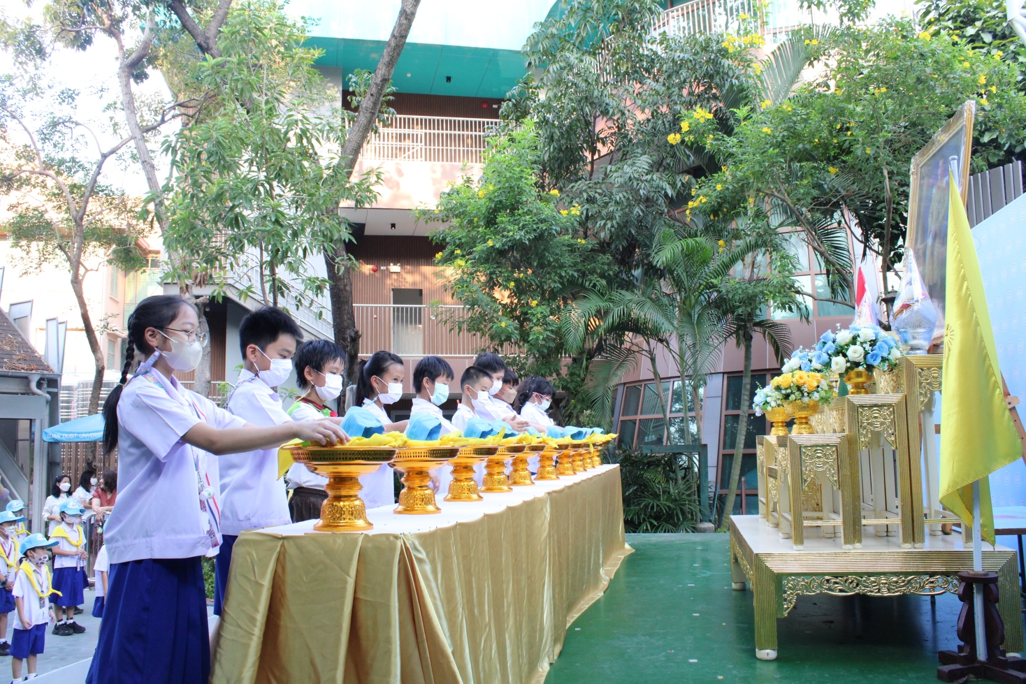 LINE_ALBUM_พิธีรับมอบหมวกและผ้าพันคอจิตอาสาพระร_240229_56