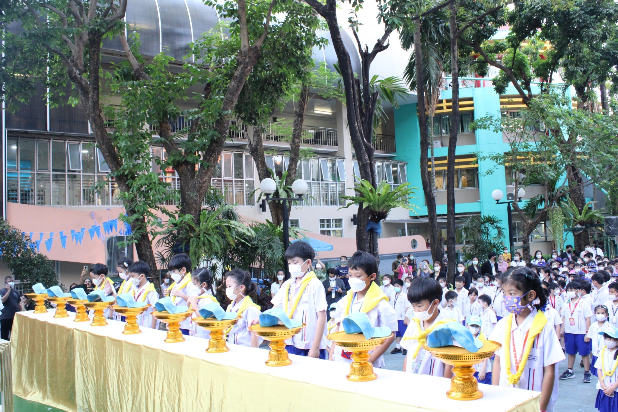 LINE_ALBUM_พิธีรับมอบหมวกและผ้าพันคอจิตอาสาพระร_240229_78