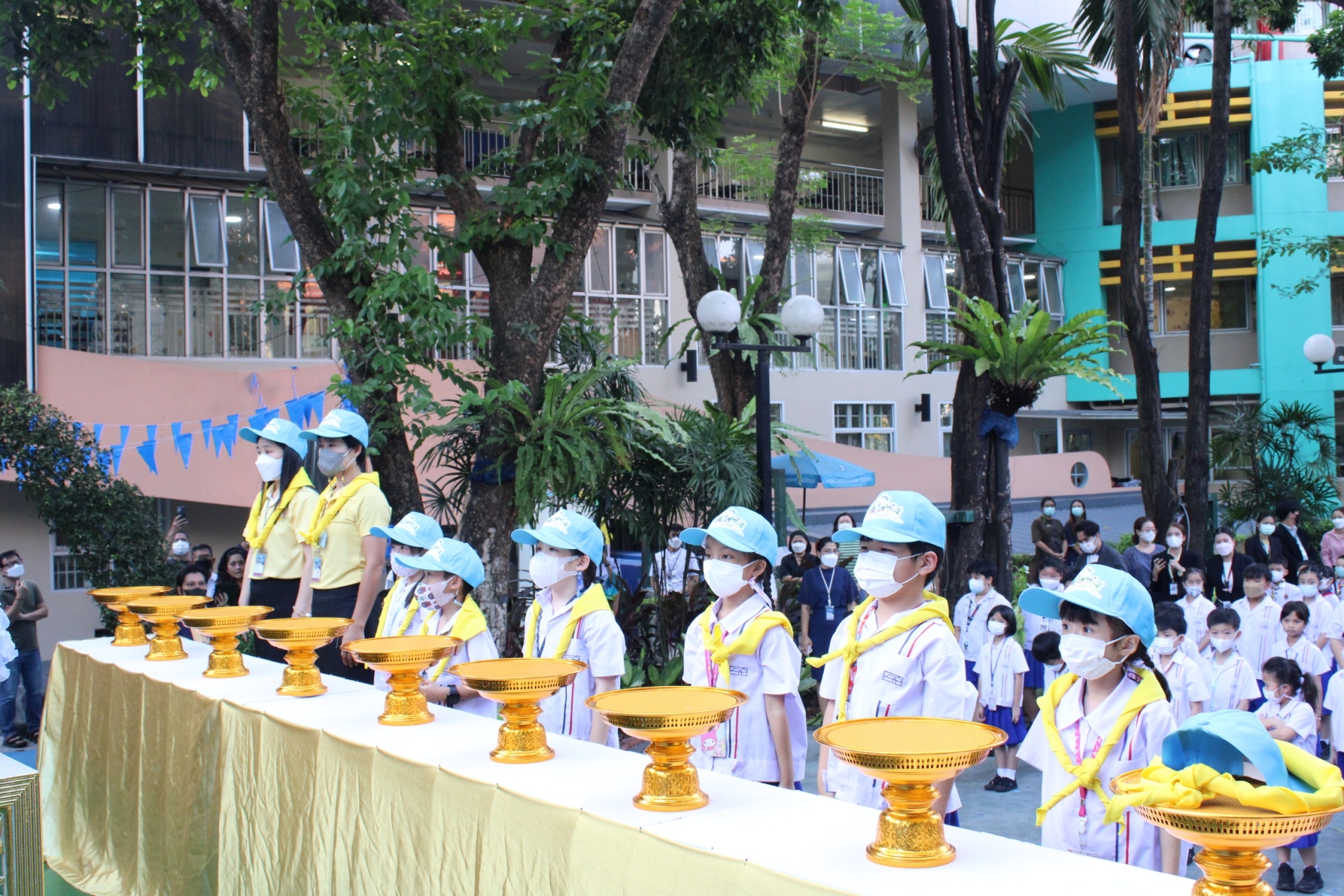 LINE_ALBUM_พิธีรับมอบหมวกและผ้าพันคอจิตอาสาพระร_240229_86
