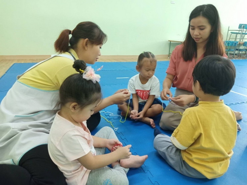 Playing with plastic_190523_0019_resize