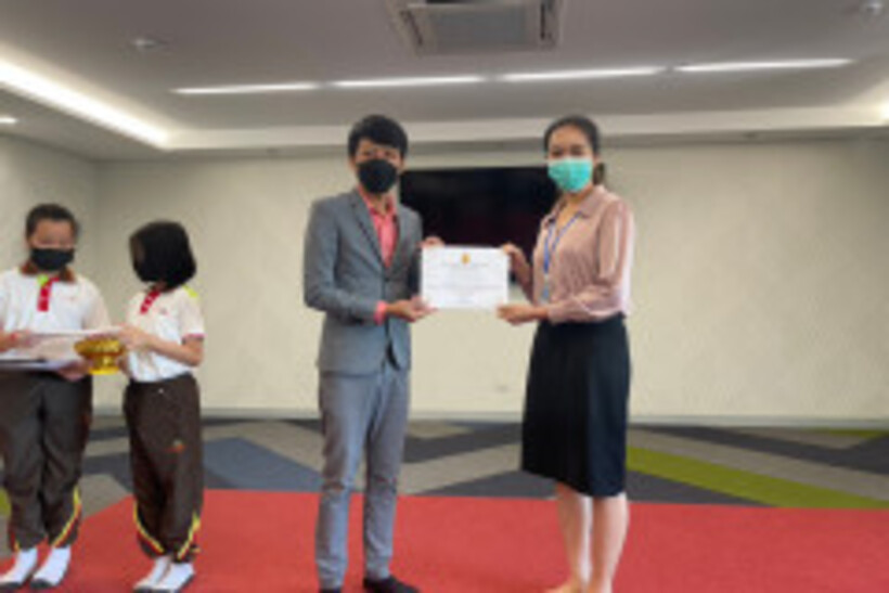 รับเกียรติบัตร-ครู-18