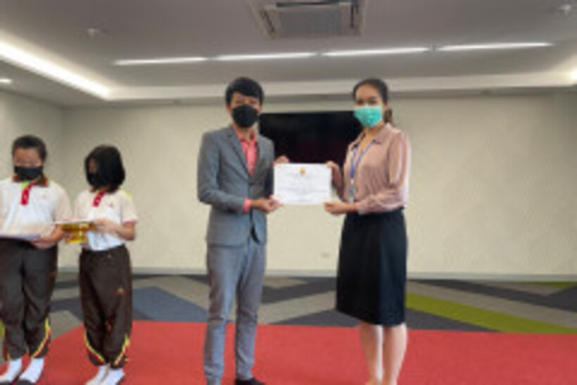 รับเกียรติบัตร-ครู-19