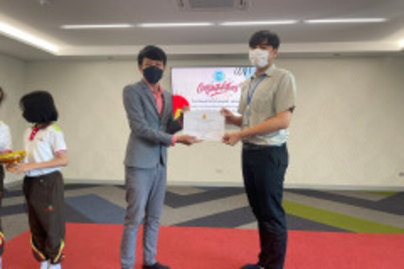 รับเกียรติบัตร-ครู-21