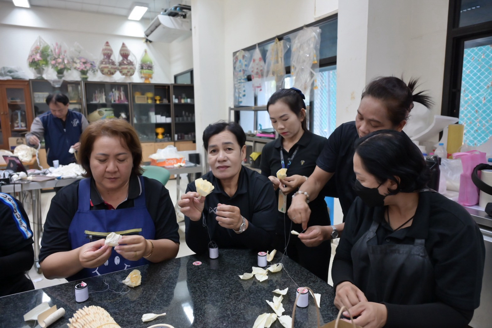 LINE_ALBUM_ประดิษฐ์ดอกไม้จันทน์_261028_10