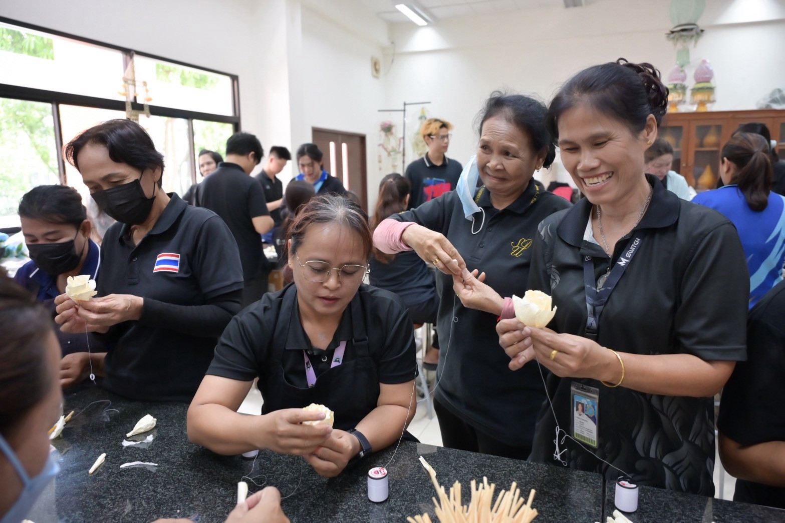 LINE_ALBUM_ประดิษฐ์ดอกไม้จันทน์_261028_12