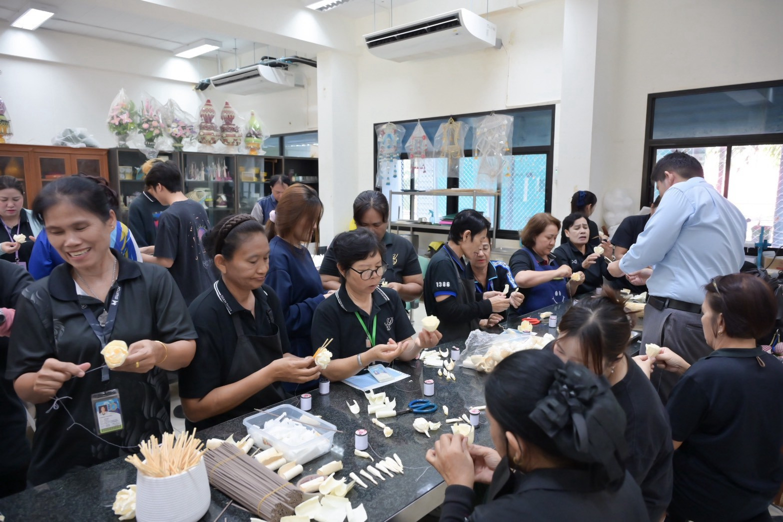 LINE_ALBUM_ประดิษฐ์ดอกไม้จันทน์_261028_14