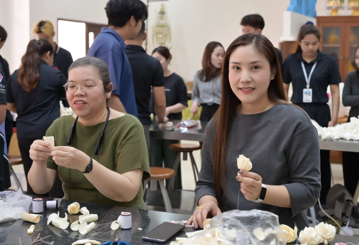 LINE_ALBUM_ประดิษฐ์ดอกไม้จันทน์_261028_29