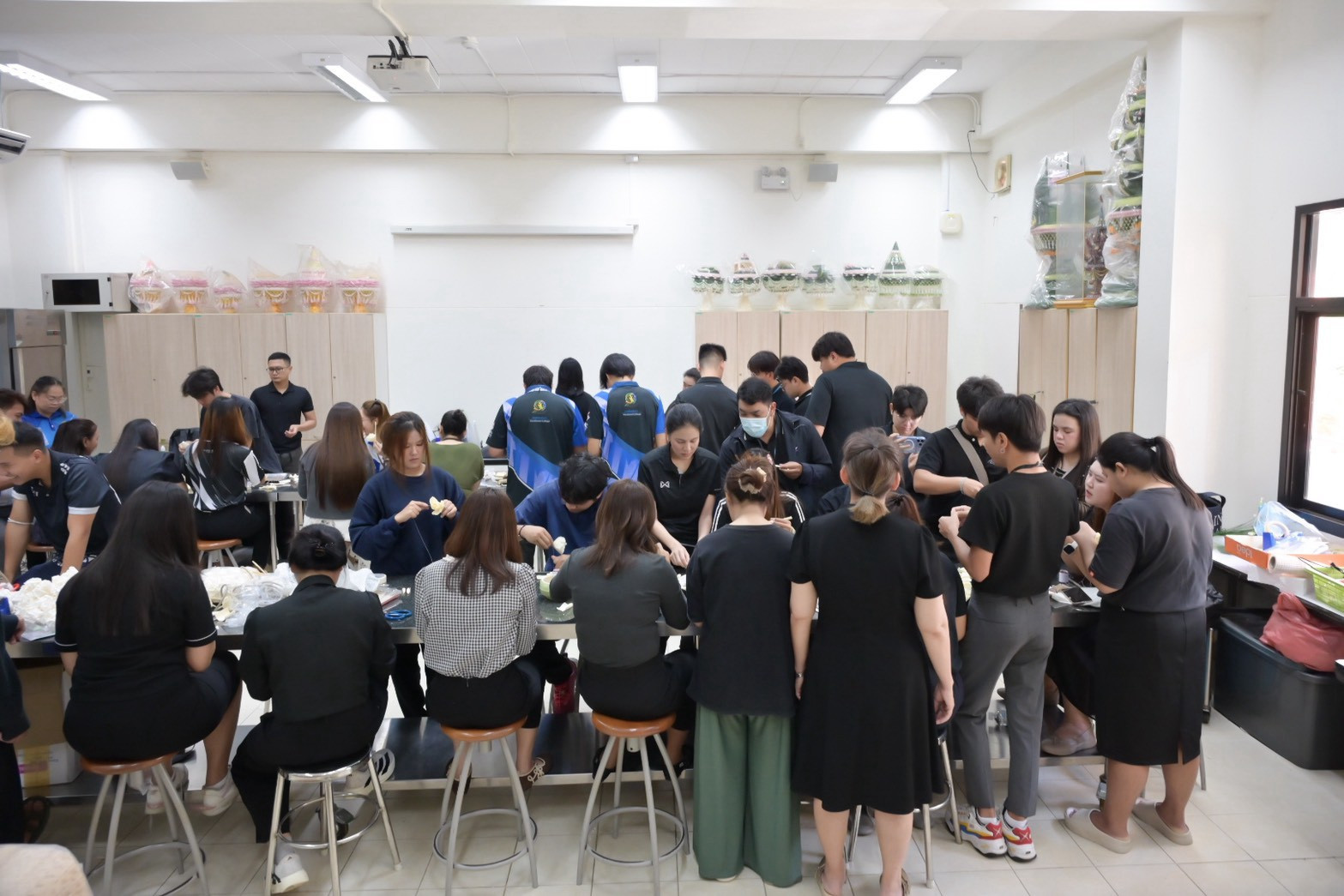 LINE_ALBUM_ประดิษฐ์ดอกไม้จันทน์_261028_59