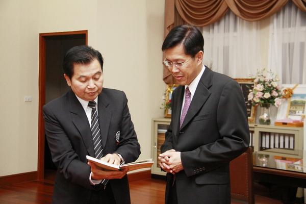 ประธานที่ปรึกษาอธิการบดี มสด. สวัสดีปีใหม่ รมว.ศึกษาธิการ และรมช.กระทรวงศึกษาธิการ
