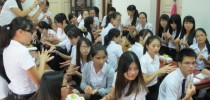 สถาบันภาษาฯ สอนนักศึกษาจีนเรียนการทำขนมลูกชุบ
