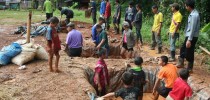 นิเทศศาสตร์ สวนดุสิต (ระนอง 2) ฉาบผนังโรงเรียนบ้านดินพร้อมทำเฟอร์นิเจอร์ที่นั่งเรียน