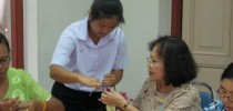 สถาบันภาษาฯ จัดกิจกรรมร้อยมาลัยมะลิรักมิรู้โรย เพื่อมอบเป็นของขวัญให้แม่
