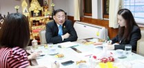 ผู้ช่วยอธิการบดีฝ่ายกิจการภายนอก เข้าสัมภาษณ์ รัฐมนตรีช่วยว่าการกระทรวงศึกษาธิการ เพื่อเผยแพร่ในสารคณะอนุกรรมการการประชาสัมพันธ์งานคุรุสภา