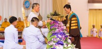 พระบาทสมเด็จพระเจ้าอยู่หัวทรงพระกรุณาโปรดเกล้าฯ ให้สมเด็จพระบรมโอรสาธิราช สยามมกุฎราชกุมาร เสด็จพระราชดำเนินแทนพระองค์ พระราชทานปริญญาบัตรแก่บัณฑิตผู้สำเร็จการศึกษาจากมหาวิทยาลัยสวนดุสิต ประจำปี 2559