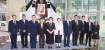 คณะกรรมการส่งเสริมกิจการมหาวิทยาลัย มสด.ร่วมถวายสักการะพระบรมฉายาลักษณ์ และลงนามถวายความอาลัย พระบาทสมเด็จพระปรมินทรมหาภูมิพลอดุลยเดช