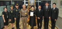 ผู้บริหาร มสด. รับมอบ ส.ค.ส.พระราชทาน ปี 2560