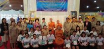รักษาการแทนผู้อำนวยการสำนักงานวิทยาเขตสุพรรณบุรี เข้าร่วมเป็นเกียรติในพิธีมอบอุปกรณ์การเรียนแก่นักเรียนทุนพระราชทานเพื่อการศึกษาสงเคราะห์  ประจำปีการศึกษา2560