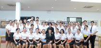 ผู้อำนวยการศูนย์การศึกษานอกที่ตั้ง ลำปาง มหาวิทยาลัยสวนดุสิต บรรยายให้ความรู้แก่นักศึกษาใหม่ ประจำปีการศึกษา 2562 ในรายวิชาความเป็นสวนดุสิต