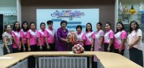 ผศ. กานดา โต๊ะถม หัวหน้าศูนย์การศึกษาพิเศษ โรงเรียนสาธิตละอออุทิศ ให้การต้อนรับคณะครูโรงเรียนพิจิตรปัญญานุกูล