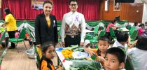 อาจารย์กาญจนา เฟื่องศรี และอาจารย์อัครพล  ไวเชียงค้า อาจารย์ประจำหลักสูตรศิลปศาสตรบัณฑิต สาขาวิชาคหกรรมศาสตร์  มหาวิทยาลัยสวนดุสิต เป็นกรรมการการตัดสินกิจกรรมการประกวดกระทงลอย