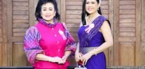 ดร.วรานี เวสสุนทรเทพ รองอธิการบดีฝ่ายเขตสุพรรณบุรี และ ดร.กวิตา ปานล้ำเลิศ รักษาการในตำแหน่งผู้อำนวยการกองบริการนักศึกษา สำนักงานวิทยาเขตสุพรรณบุรี  ร่วมเดินแบบผ้าไทย