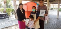 ดร.กวิตา ปานล้ำเลิศ และบุคลากรกองบริการนักศึกษา มอบหน้ากากอนามัยชนิดผ้า แก่คณาจารย์ เจ้าหน้าที่ พนักงาน และนักศึกษาของมหาวิทยาลัยสวนดุสิต