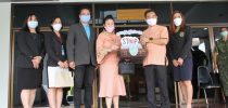 ผู้ว่าราชการจังหวัดสุพรรณบุรี รับมอบ Face Shield จากมหาวิทยาลัยสวนดุสิต วิทยาเขตสุพรรณบุรี เพื่อนำไปให้กับบุคลากรทางการแพทย์