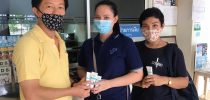 ผอ.ศูนย์ฯ ตรัง แจกเจลเจลล้างมือแอลกอฮอล์ 75% จำนวน 300 ชิ้น