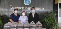ศูนย์การศึกษานอกที่ตั้ง ตรัง มหาวิทยาลัยสวนดุสิต มอบอาหารกล่องสำหรับบุคลากรทางการแพทย์ โรงพยาบาลห้วยยอด สถานการณ์ไวรัสโคโรนา 2019 (COVID-19)