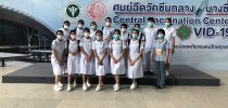 คณะพยาบาลศาสตร์ มหาวิทยาลัยสวนดุสิต พานักศึกษามาเป็นจิตอาสาฝึกประสบการณ์การฉีดวัคซีนและอำนวยความสะดวกแก่ประชาชนผู้มารับบริการ ณ จุดให้บริการวัคซีน สถานีกลางบางซื่อ กรุงเทพมหานคร