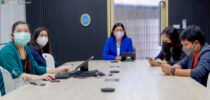 ดร.วรานี เวสสุนทรเทพ รองอธิการบดีฝ่ายวิทยาเขตสุพรรณบุรี นำคณะผู้บริหาร คณาจารย์ เจ้าหน้าที่ และนักศึกษาใหม่ รหัส 64 เข้าร่วมกิจกรรมการปฐมนิเทศนักศึกษาใหม่ ประจำปีการศึกษา 2564 ผ่านระบบออนไลน์