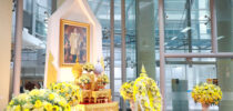 มหาวิทยาลัยสวนดุสิต จัดพิธีวางพวงมาลา เนื่องในวันคล้ายวันสวรรคต พระบาทสมเด็จพระบรมชนกาธิเบศร มหาภูมิพลอดุลยเดชมหาราชบรมนาถบพิตร